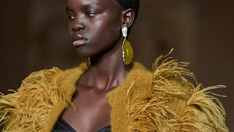 Statement piece: jak nosit výrazné šperky tuto zimu