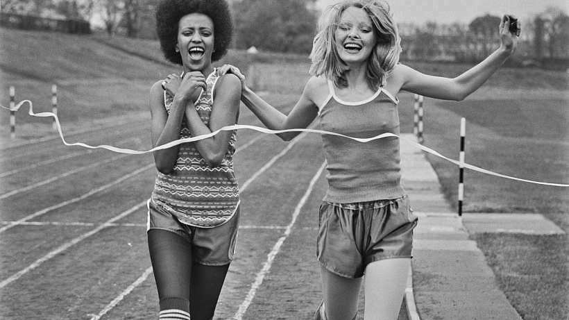 Akné, emoční výkyvy, bolesti hlavy, nepravidelná menstruace… S tím vším se musí žena potýkat, když je její hormonální rovnováha narušena. Proti tomu se ale dá bojovat – účinnou a zcela přírodní cestou, tzv. seed cyclingem.