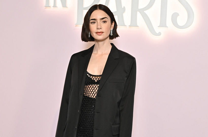 Lilly Colins s micro mikádem na premiéře Emily in Paris