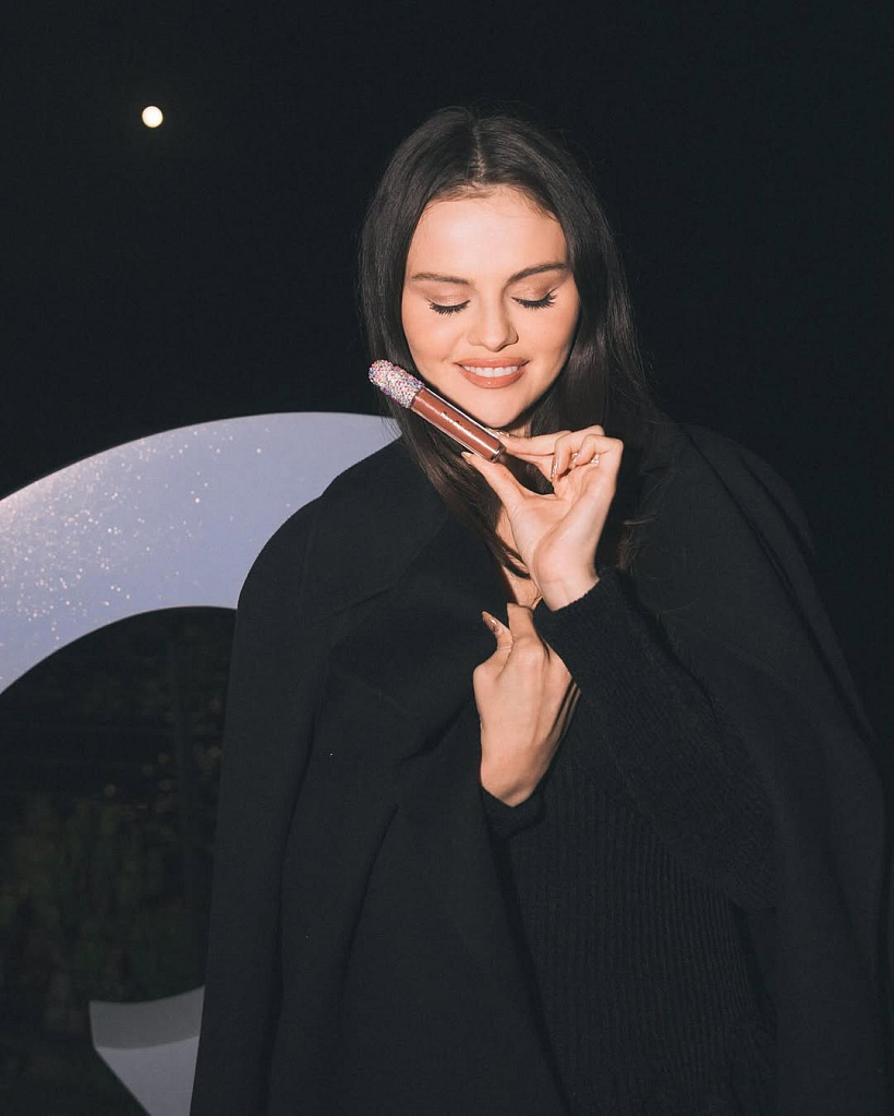 Když značka přestane křičet: Rare Beauty na Substacku