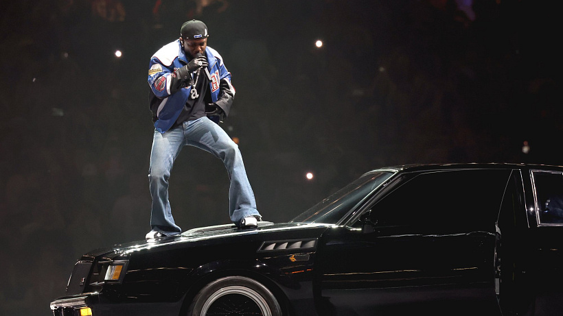 Velký návrat bootcut džínů: Proč je znovu milujeme (nejen díky Kendricku Lamarovi)