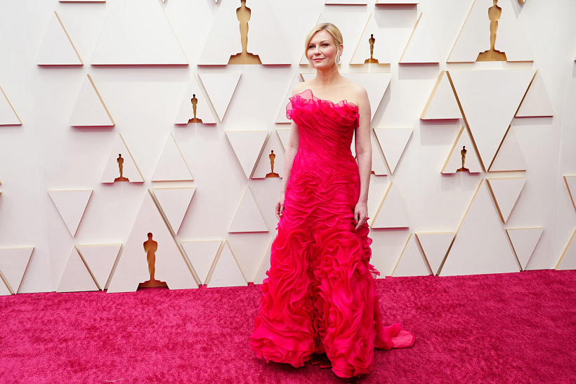 Kirsten Dunst na 94. Oscarech v roce 2022 v róbě domu Christian Lacroix