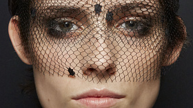 Otoky, pytle, váčky a tmavé kruhy pod očima ubírají na kráse i sebevědomí – a bohužel ne vždy stačí vyspat se do růžova.