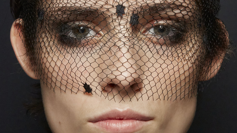 Otoky, pytle, váčky a tmavé kruhy pod očima ubírají na kráse i sebevědomí – a bohužel ne vždy stačí vyspat se do růžova.