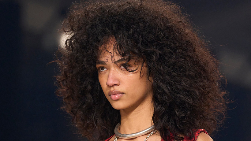 #Bounce back aneb o kudrlinách od A do Z. Zjistěte, co kudrnatým vlasům škodí, jak správně na „kudrnatý detox“ a také jak na cílenou péči.