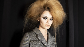 Vypadávání vlasů trápí miliony lidí na celé planetě. Na vině však není věk, ale genetika, hormony i nesprávný styling.