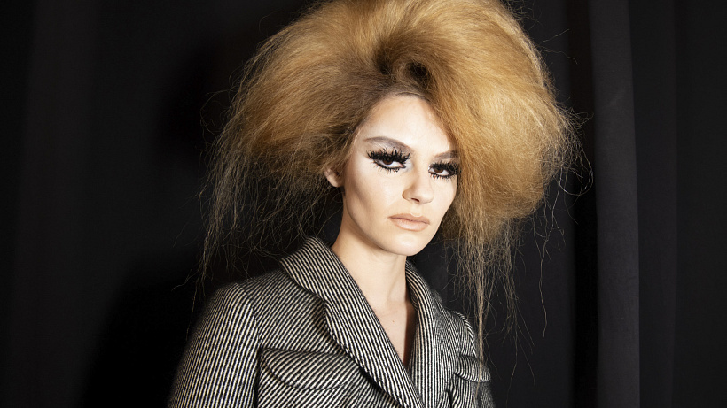 Vypadávání vlasů trápí miliony lidí na celé planetě. Na vině však není věk, ale genetika, hormony i nesprávný styling.