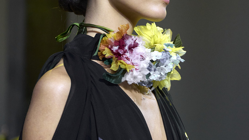 Poznejte zblízka jasmín v parfumerii: ,jak se liší přírodní od syntetického, a odhalte nejlepší jasmínové parfémy.