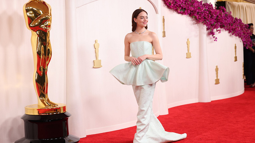 Červený koberec tentokrát ovládly domy Versace, Gucci, Louis Vuitton a Balenciaga.