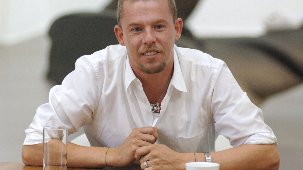 Tom Hardy, nebo Channing Tatum – kdo ztvární Alexandra McQueena? Mezi favority na ztvárnění role módního návrháře v chystaném životopisném filmu je také Paul Mescal, Leo Woodall nebo Joseph Quinn.