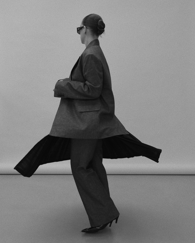 Bbrýle: CELINE, Kalhotový kostým: ARKET (Zalando.cz), Sukně: SURE CURATED, Boty: BALENCIAGA
