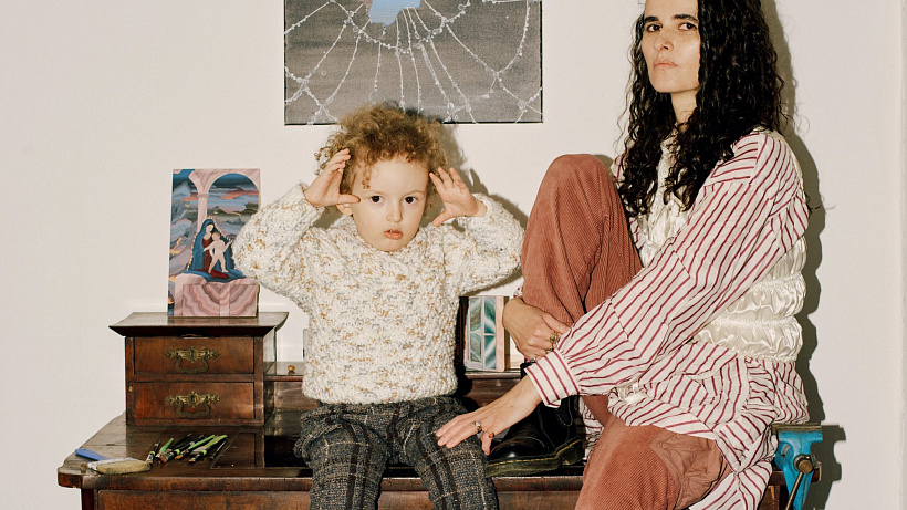 Investuje do obrazů hodně duševní energie. Výsledkem jsou velmi koncentrovaná a podrobná plátna. I když původní inspirací byla její záliba v mineralogii, spíš než o otisk achátu jde v dílech Šárky Koudelové o existenční a společenská témata.