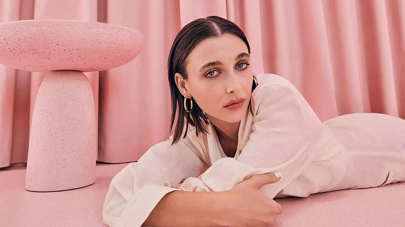 Beauty insider #6 Maximálně prodloužené řasy Emmy Chamberlain, 16 cest k mladistvé pleti s Vichy nebo první střípky kosmetického impéria Jacquemus.