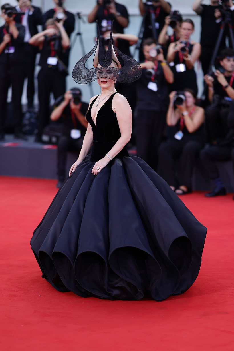 Lady Gaga v Dior a klobouku od Philipa Treacyho na premiéře Joker 2