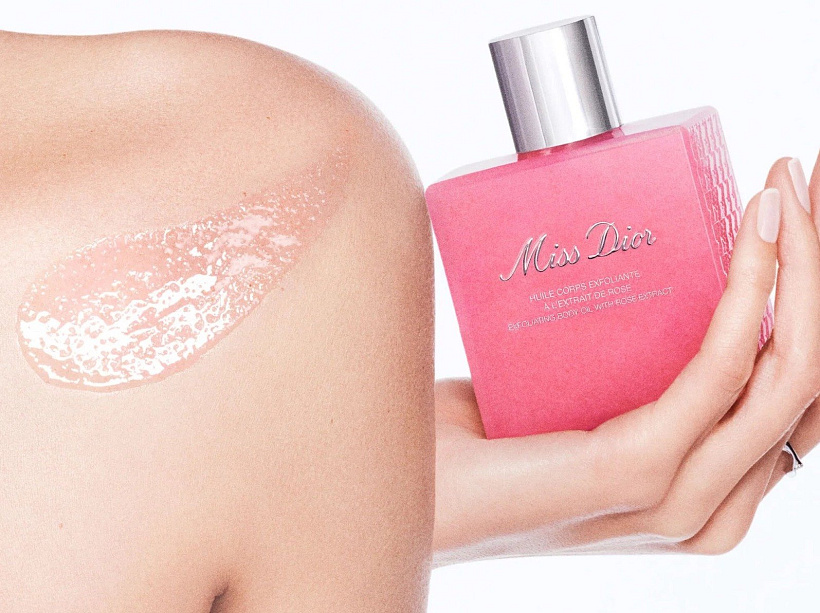 Mezi červencovými novinkami můžete najít také tělový peeling z řady Miss Dior