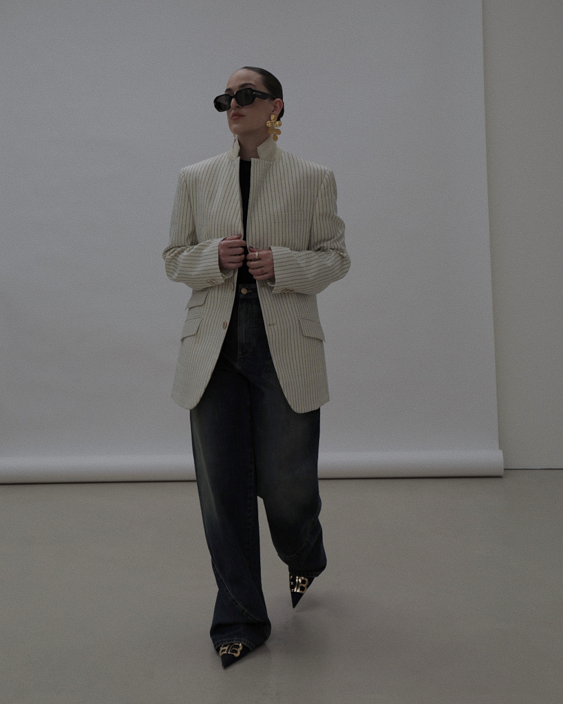 brýle: TOM FORD (zalando.cz), body: SKIMS, prsten: ROBERTO COIN, sako: MAISON MARGIELA (Obsession Concept Store), džíny: ALBERTA FERETTI (Obsession Concept Store), boty: BALENCIAGA