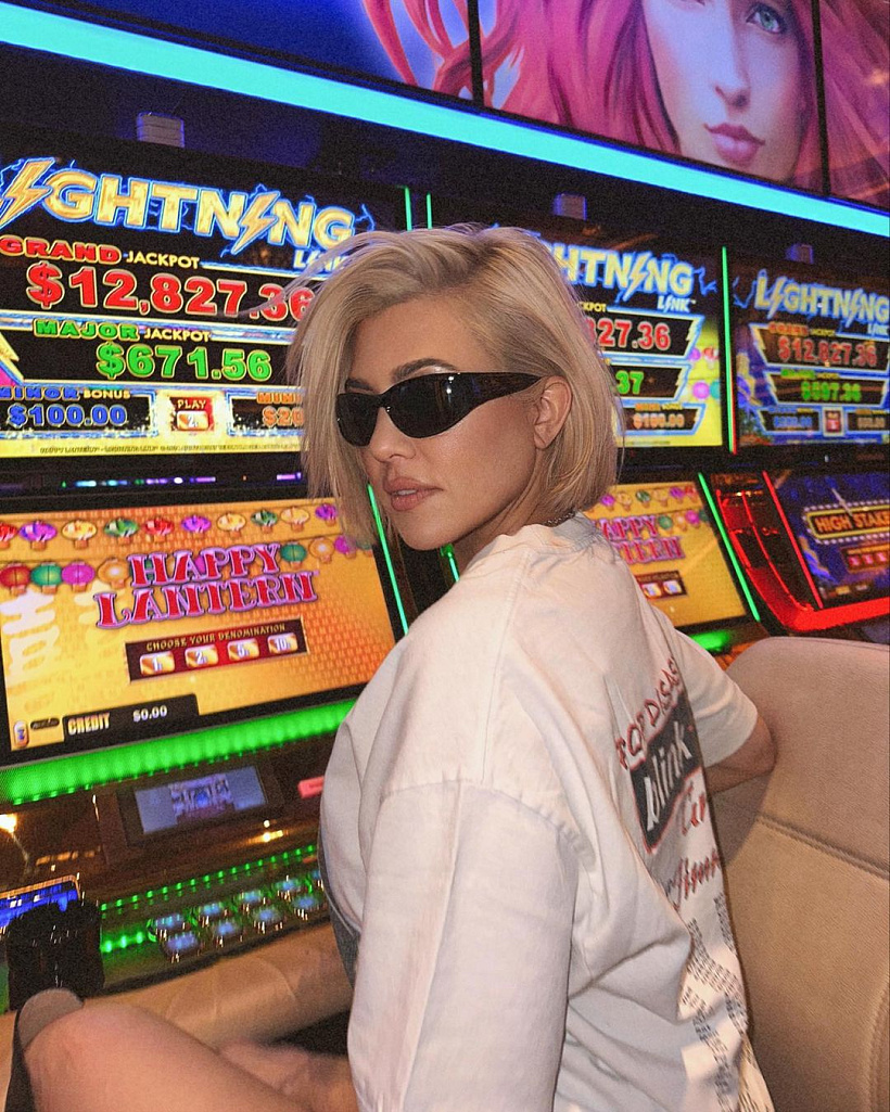 Kourtney Kardashian a platinový blond