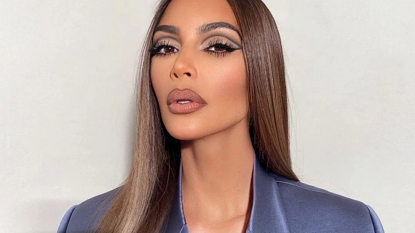 Modré oční stíny a rty s výraznou konturkou: 5 nejhorších kosmetických trendů, které jsou zpět