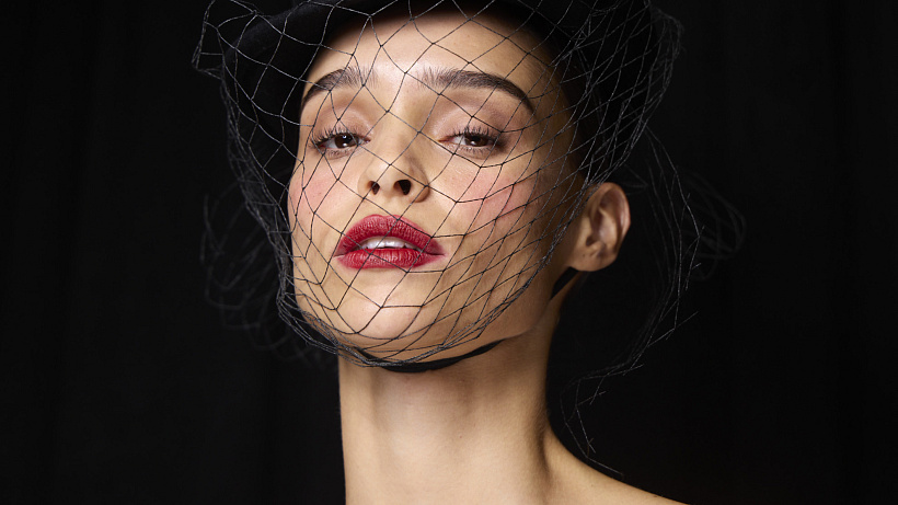 Vytvořte efekt liftingu nebo “políbení sluníčkem” pouze za pomoci správné tvářenky.