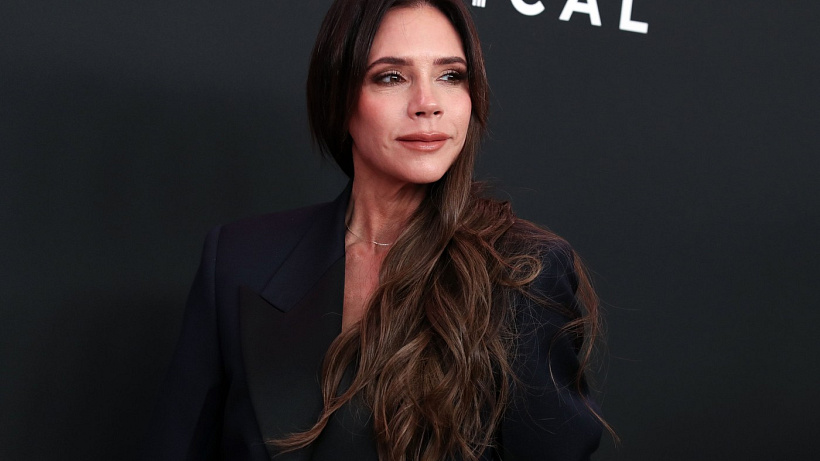 Jedna z největších současných módních ikon slaví padesátiny. Tajemství její dokonale zářivé pleti? Věrnost kvalitním kosmetickým produktům.