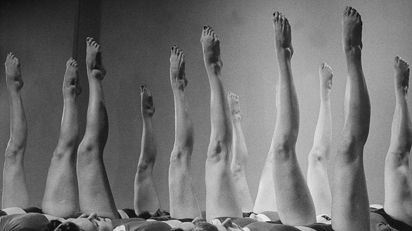 Jak vznikají otoky? Otoky jsou nahromaděním krevní plazmy z lymfatických a krevních cév v mezibuněčném prostoru. Otoky mohou mít mnoho důvodů – od nedostatečného příjmu vody až po chronická onemocnění. V létě se mohou otoky objevit i u těch lidí, kteří v