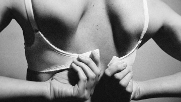 Problematika BII neboli Breast Implant Illness rezonuje v oboru plastické chirurgie čím dál hlasitěji. Je takzvaná nemoc prsních implantátů mýtus, nebo realita?