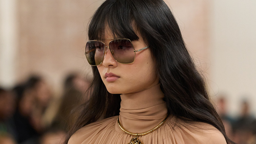 Padání vlasů: jak odhalit příčinu a přirozeně vlasy posílit.