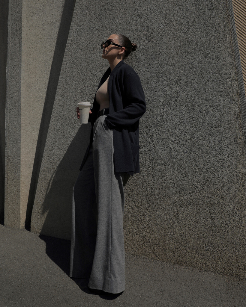 brýle: CELINE, naušnice: ROBERTO COIN, tělové body: SKIMS, kašmírový cardigan: AGNONA (Obsession Concept Store), pásek: DRIES VAN NOTEN, vlněné kalhoty: LORENA ANTONIAZZI, lodičky: SAINT LAURENT