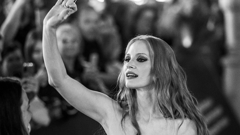 Miluje vůně, cruelty-free produkty a v běžném životě nepoužívá make-up. Éterická kráska se s příchodem 47. narozenin podělila o svou péči o pleť i osvěžující beauty triky.