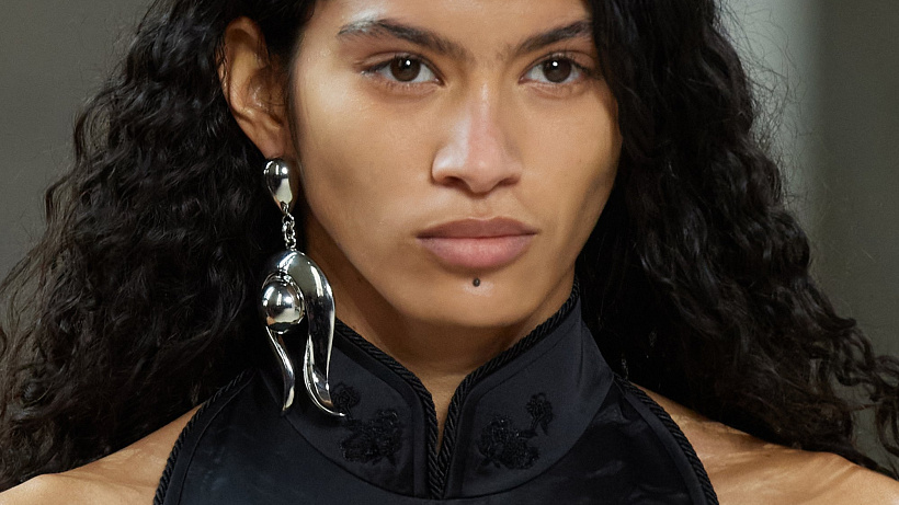 Street style i letošní designérské kolekce přinesly renesanci stříbrných odlesků. Od metalických materiálů na šatech přes nostalgii i odkaz k vesmírnému věku až po šperky samotné. Stříbro už není druhé nejlepší.