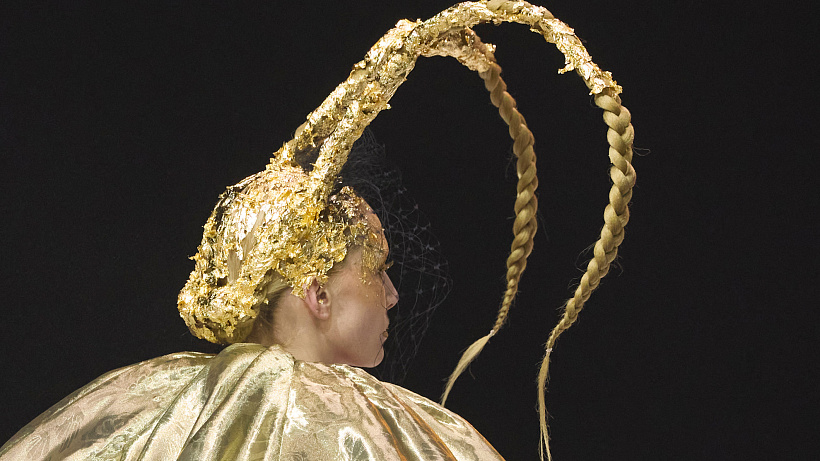 Chrání, hydratuje, hojí rány a pupínky a podporuje tvorbu kolagenu coby pro-aging pomocník. Možná i pro vás nastal čas dát propolisu v kosmetice šanci.