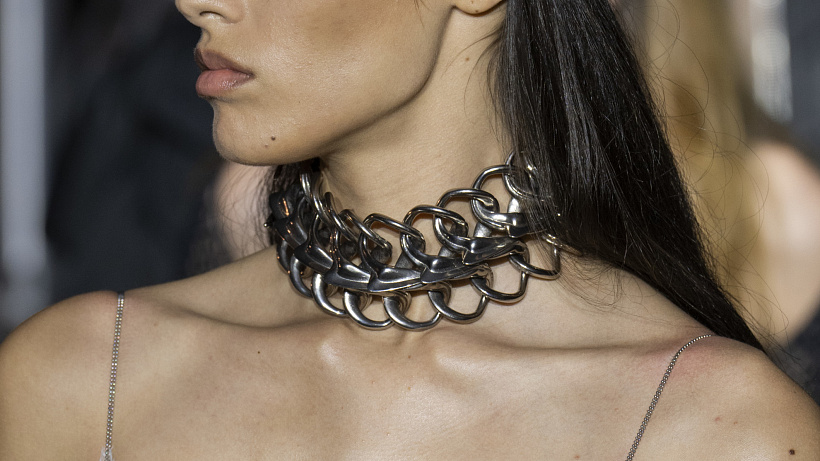 Y2K šperky sezóny a jak je nosit