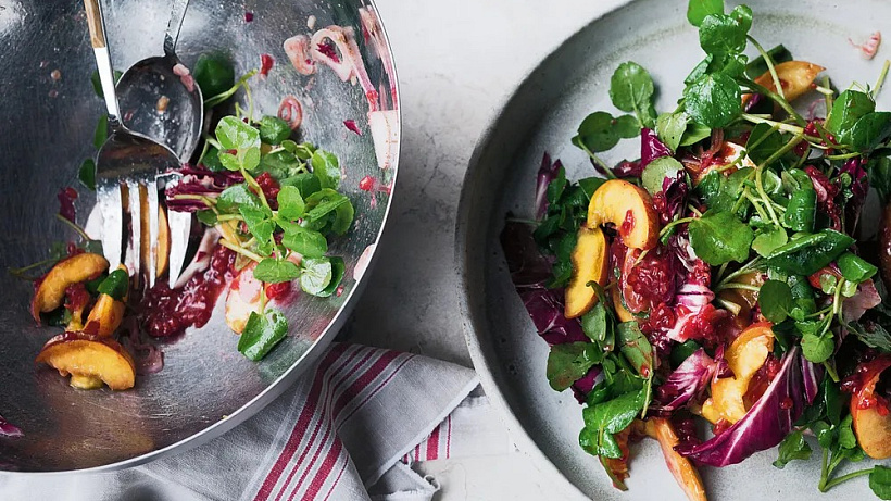 Tip Kristýny Mazánkové: O červnovém přátelství ovoce a zeleniny.Meruňky s mozzarellou nebo broskvový salát podle žen české gastronomie.