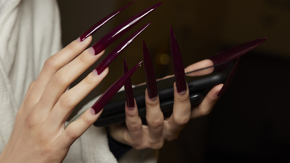 Vyberte si IT nail barvy podzimu (nejen) podle módních domů.