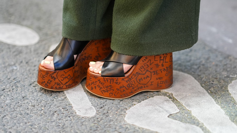 Revival dřeváků, obsese (koženým) pleteným, návrat gladiátorek a nomádských sandálů nebo comeback 90’s žabek na platformě.