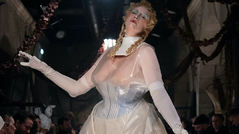 Tajemství virálního glass skin efektu Pat McGrath, konturky Hailey Bieber nebo zatraceně dobrá investice do ochrany před sluncem.