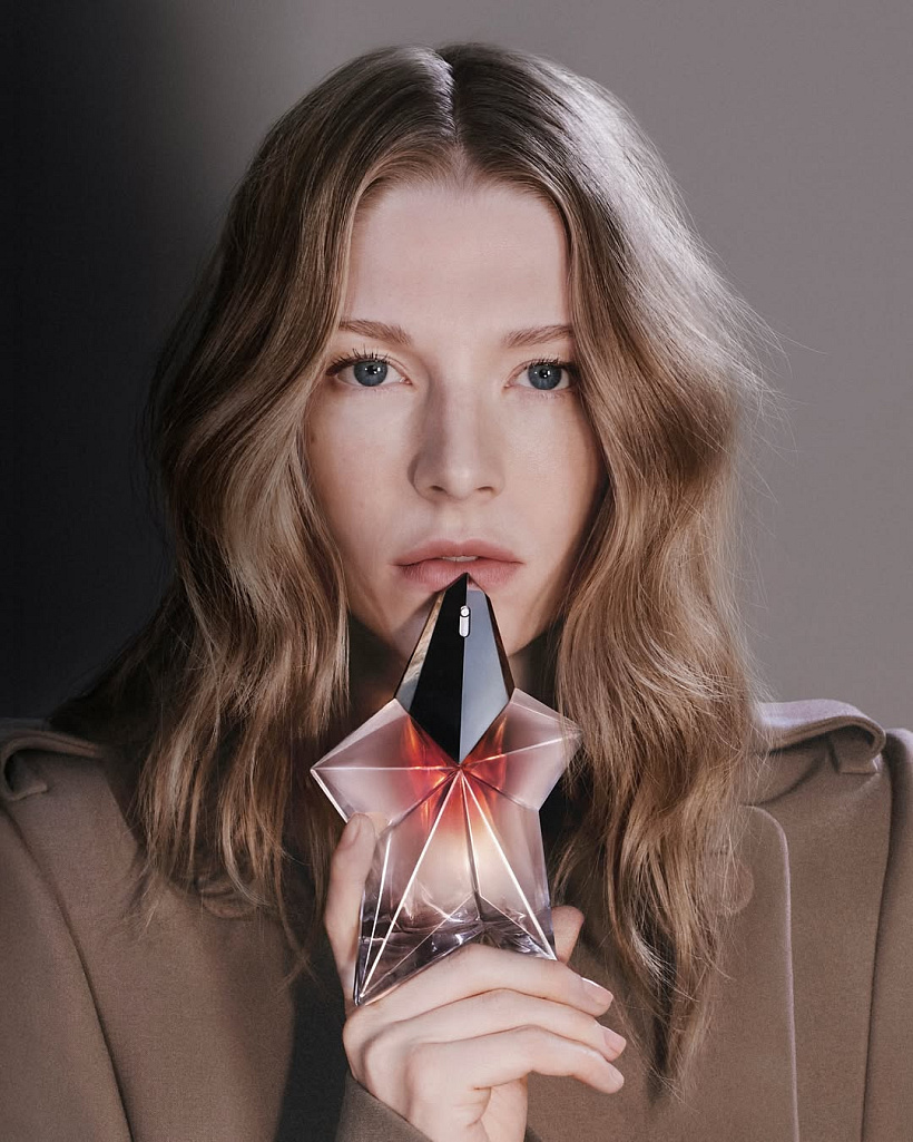Mugler Alien Blush: Nevinná závislost Hunter Schafer