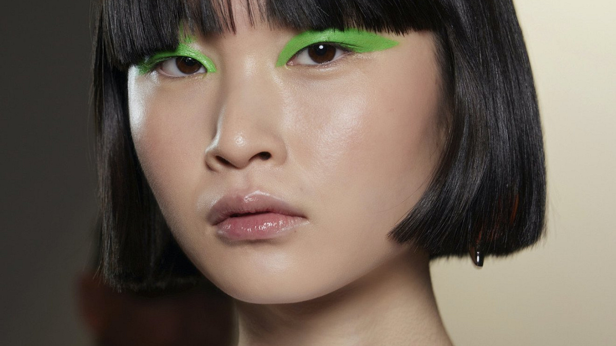 Jen co jsme se naučili pít magický zelený nápoj místo ranní kávy, jiní už si jej patlají na obličej ve jménu #glow. Má matcha kosmetika opravdu tak zázračné účinky?