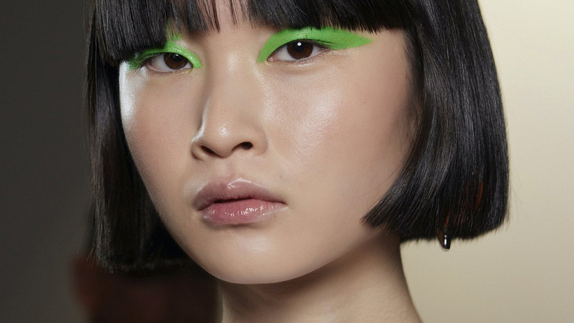 Jen co jsme se naučili pít magický zelený nápoj místo ranní kávy, jiní už si jej patlají na obličej ve jménu #glow. Má matcha kosmetika opravdu tak zázračné účinky?