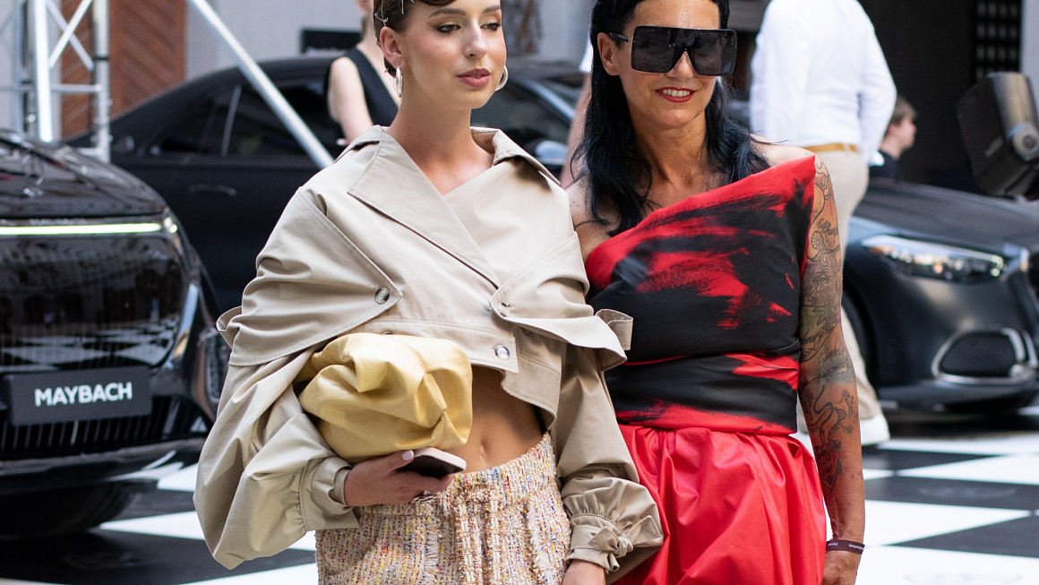 Druhý přehlídkový den patřil třem mladým návrhářům z hybernského ateliéru: Alexandře Gnidiakové, Valerii Jurčíkové a Tomáši Němci.