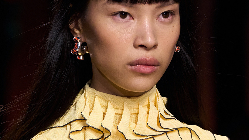 Než si namažete obličej vrstvou mastného krému, přečtěte si pár důležitých informací o trendu, který uchvátil sociální sítě.