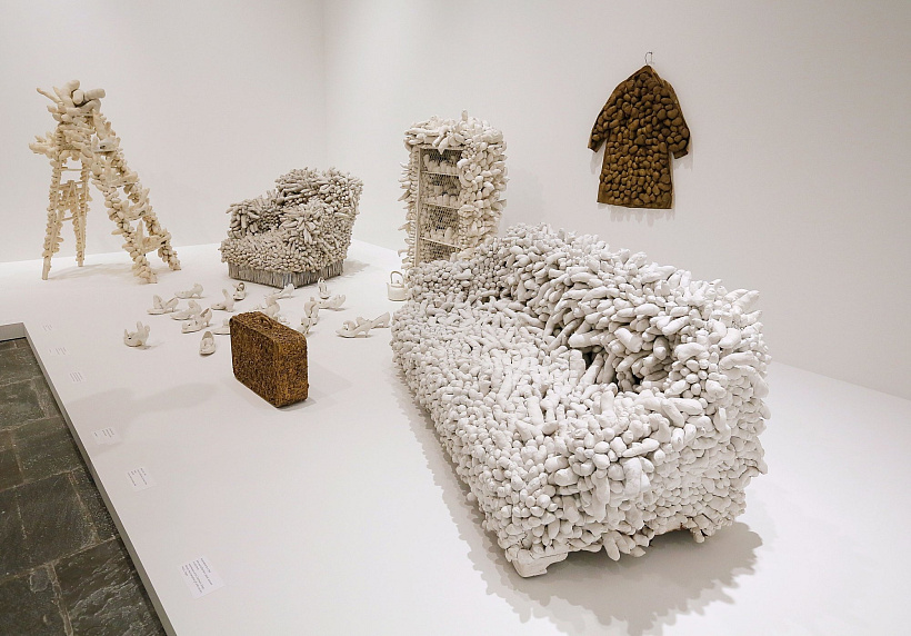 Kusama byla však dlouhá léta v pozadí jiných, kteří si přebírali její inovativní způsoby tvorby – Claes Oldenburg začal po seznámení s její Accumulation No. 1 (aka „penis chair“) používat měkké materiály pro své sochy, Andy Warhol si vypůjčil její styl pr