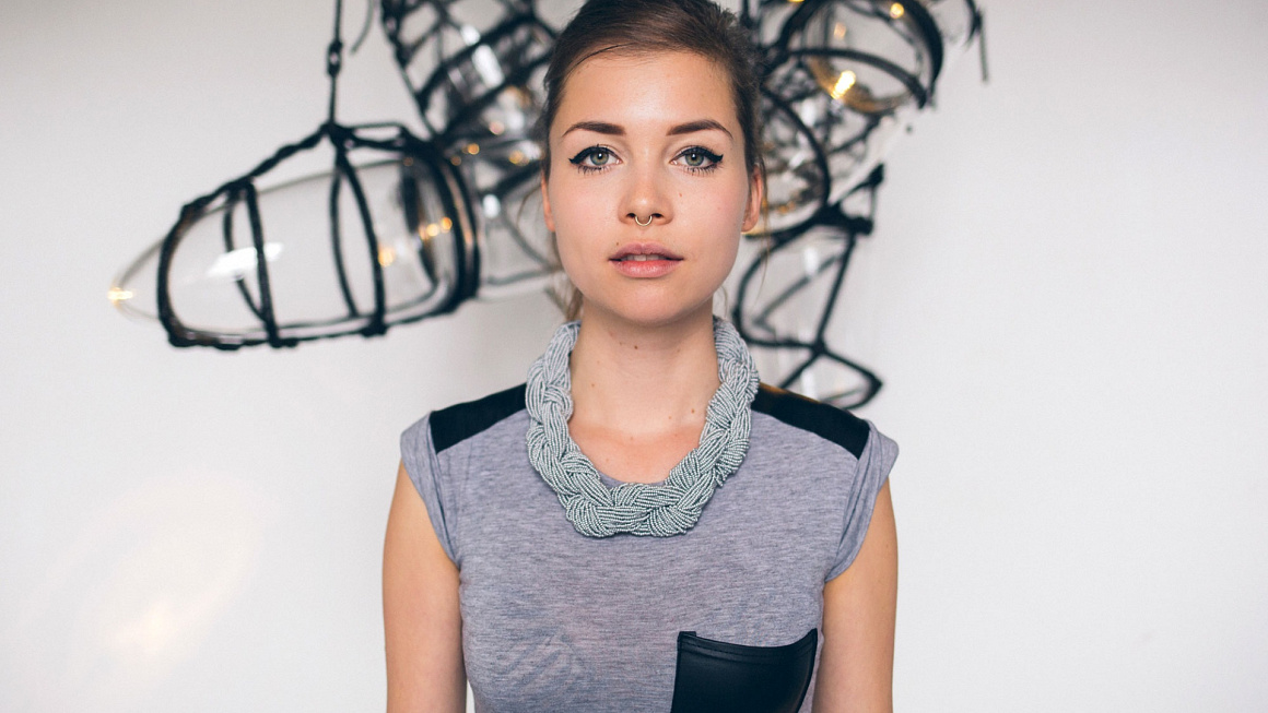 Umělecká ředitelka Rückl a hlavní designérka BOMMA udržuje sklářské řemeslo na úrovni umění díky svým unikátní a velmi odvážným designům. V rámci nadcházející kolekce jej navíc propojí s módní tvorbou.