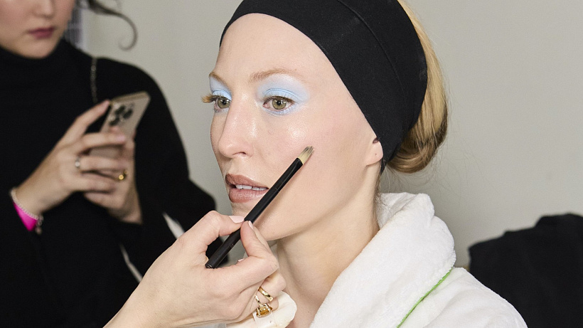 Pupínky, které vás trápily v období dospívání, mohou přetrvávat i v dospělosti. Proč adult acne vzniká a existuje způsob, jak se z jeho spárů vymanit?