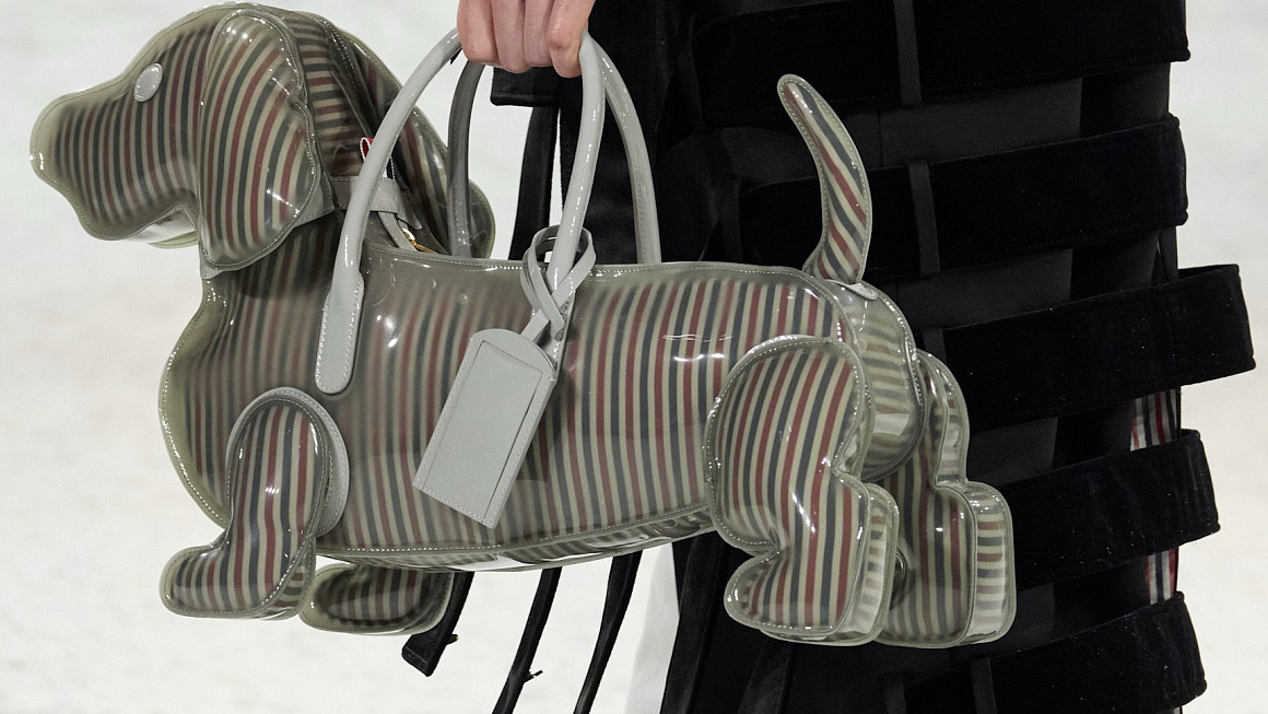 5 IT kabelek tohoto podzimu : Midi psaníčka nebo XXL tašky z kůže či semiše – to vše (nejlépe) v barvě čokolády. Nejlepší kusy z módních domů a lokálních značek.