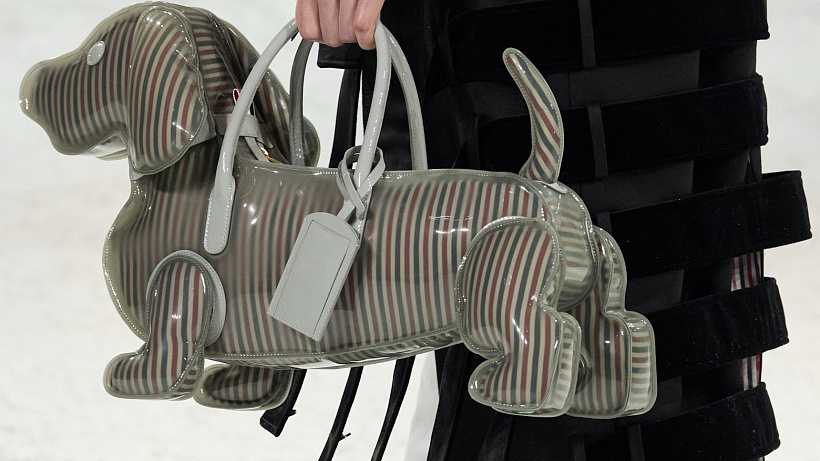 5 IT kabelek tohoto podzimu : Midi psaníčka nebo XXL tašky z kůže či semiše – to vše (nejlépe) v barvě čokolády. Nejlepší kusy z módních domů a lokálních značek.