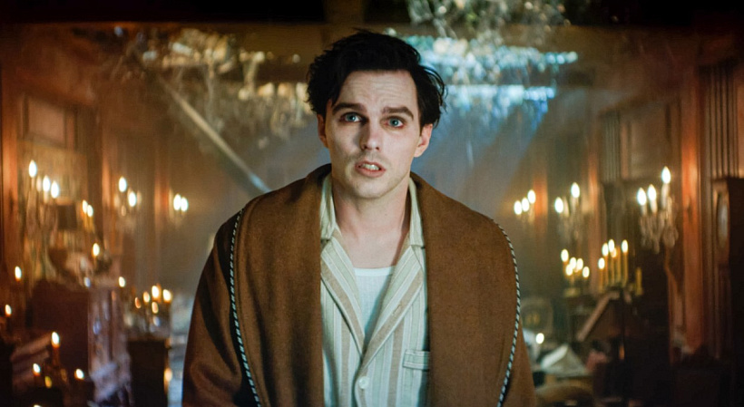 Vampires are cool (again)  Již od 13. dubna 2023 se můžeme na Nicholase Houlta těšit ve filmu Renfield. Režisér Chris McKay jej obsadil do role Renfielda, Drákulova věčně oddaného a stále ponižovaného služebníka. Ten se po letech rozhodl podat „výpověď“ a