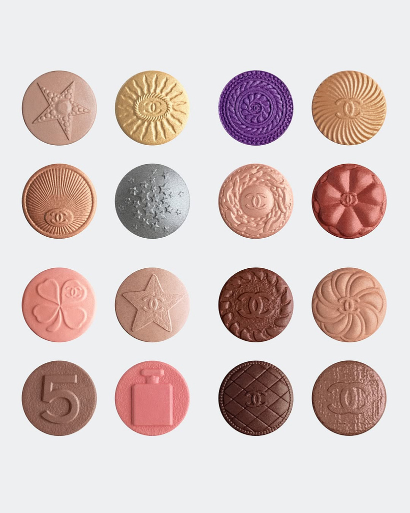 Limitovaná edice Chanel Les 4 Ombres Boutons spojuje ikony domu v jediném gestu. Čtyři barevné harmonie, reliéfy kamélie či komety a textura jemná jako hedvábí proměňují každé líčení v intimní couture rituál.