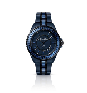 J12 BLEU 42 MM SAPPHIRES, CHANEL Limitovaná edice 12 kusů. Časomíra osazená safíry v odstínu hluboké modři.