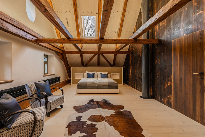 Jedinečné místo v srdci Žďárských vrchů, Blatiny 11, nabízí místo, kde se propojila historie a moderní styl v přirozené atmosféře přírody.